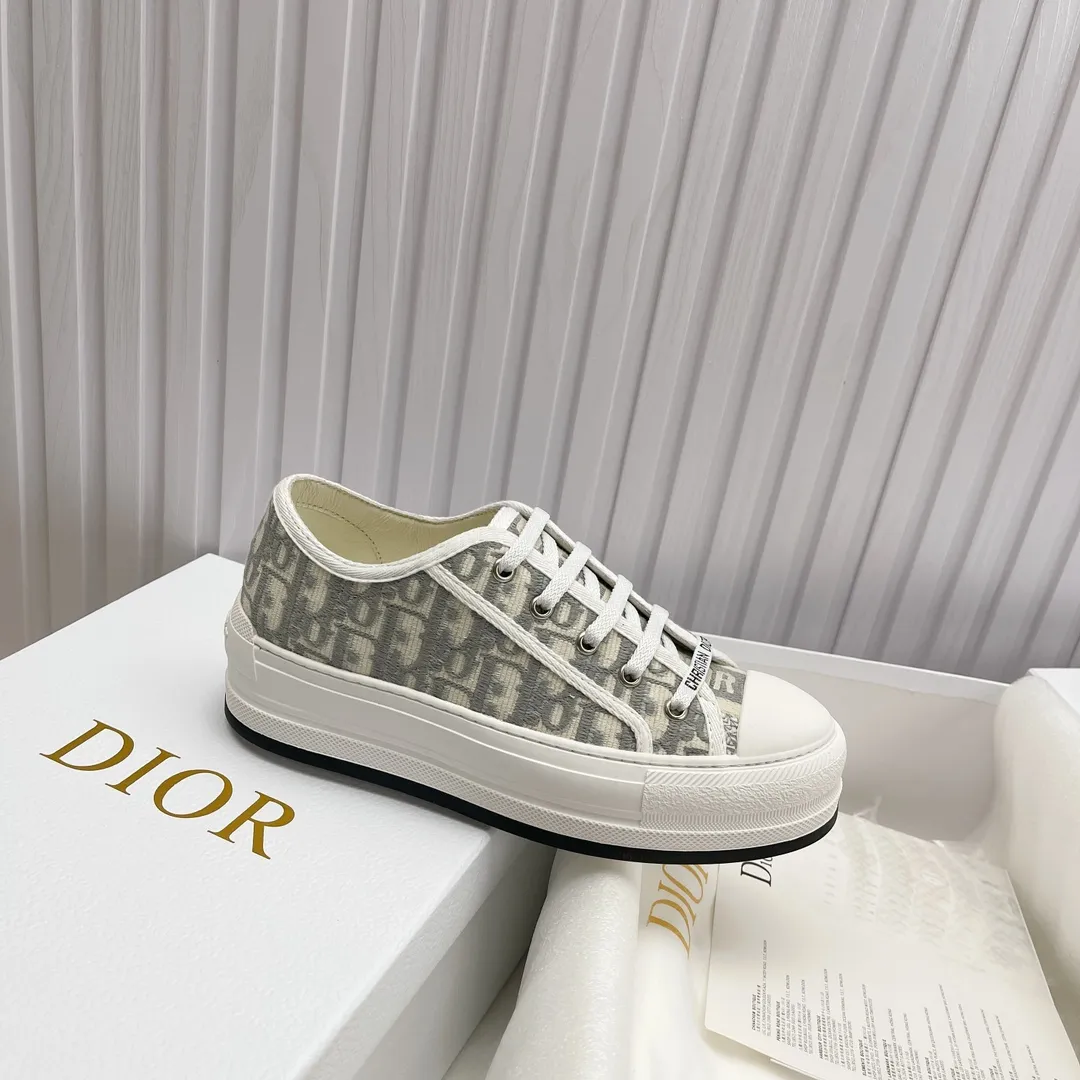 👟👟Ex-factory price 520👟👟 Women's shoes factory ready stock high quality Dior )Flat sneakers are made of fully embroidered iconic patterns💎💎♦️Top quality in the market🎗Breaking hot model in foreign counters🎗Non-market ordinary imitation version🎗🔳The fabric is made of Italian🇮🇹imported fabric❗️Embroidered upper, original mold injection Logo frosted five-pointed star outsole🔳Inside imported lambskin + high elasticity injection molding mold Logo foam pads Number of yards: 35 to 41